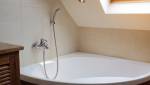 Baignoire d'angle dans une salle de bain aménagée sous combles - Cholet 49