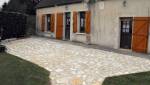 Terrasse en pierre de Bourgogne avec allée descendanteà Génicourt (95650) - 