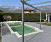 Ambiance zen et nature sur le côté de la piscine