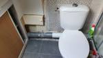 Pose des toilettes modernes 