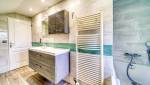grande salle de bain de l'étage
