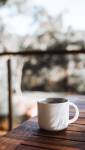 café et repos sur une terrasse en bois