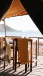 vue imprenable assis sur une terrasse en bois