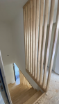 Escalier sur-mesure en bois et claustra