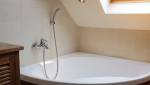 Baignoire d'angle dans une salle de bain aménagée sous combles - Bourg-en-Bresse Ambérieu-en-Bugey 01