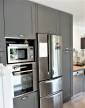 Cuisine rénovée et agrandie dans une villa de l’ouest lyonnais avec crédence carrelée et verrière d’atelier