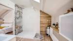 authenticité et luminosité pour cette salle de bain sous pente