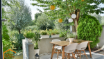 Terrasse avec meuble blanc et guirlande