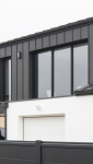 Surélévation d'une maison en bardage zinc anthracite à Vertou