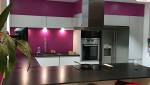 Cuisine îlot central avec hotte au-dessus plaque cuisson