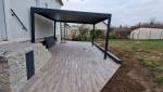 Pergola bioclimatique et terrasse carrelée imitation parquet