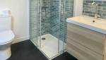La douche et le meuble suspendu de la salle de bains sous comble