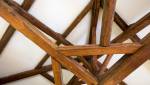 Une charpente en bois ancienne.