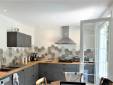 Cuisine rénovée et agrandie dans une villa de l’ouest lyonnais avec crédence carrelée et verrière d’atelier