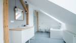 Une salle de bains sous pente en Indre-et-Loire.