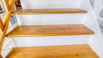marches en bois et contre-marches peintes en blanc