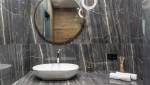 Salle de bain en marbre et miroir tout en rondeur - Paris