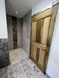 Pose de revêtements de salle de bain modernes