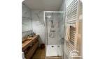 Rénovation totale dans une petite salle de bain en longueur 