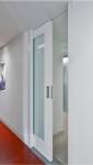 Vue complète sur la porte entrant dans la cloison 