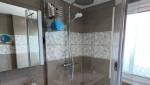 La douche et l'éclairage dans le plafond