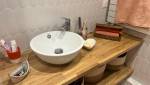 Meuble en bois de la salle de bain rénovée