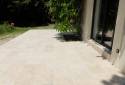 Ecully (69130) : zoom sur le travertin posé en revetement de la terrasse