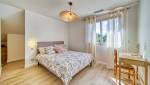 La nouvelle chambre, avec une grande fenêtre
