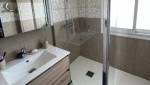 La douche à l'italienne dans la salle de bain rénovée