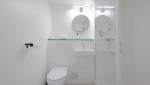 Salle d'eau d'hôtel avec douche à l'italienne