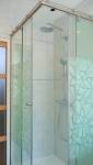 Rénovation d'une salle de bains d'invités  (Lyon Vaise) : Douche Grand Format et Meuble Vasque à tiroir blanc laqués