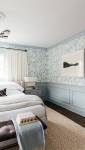 Décoration avec une cimaise dans une chambre