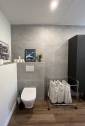 Entrée de la salle de bain, avec WC suspendus