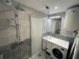 La nouvelle salle de bain, lumineuse et pratique
