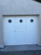 Pose d'une porte de garage à hublots