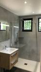 douche installée dans une salle de bain par La Maison Des Travaux Grésivaudan