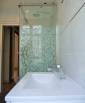 Rénovation d'une salle de bains d'invités  (Lyon Vaise) : Douche Grand Format et Meuble Vasque à tiroir blanc laqués