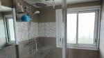 La fenêtre aluminium dans la salle de bain rénovée
