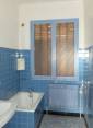 Salle de bains noire et blanche dans une maison de l’ouest lyonnais : vue avant travaux