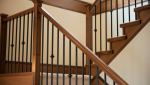Rampe en bois foncé