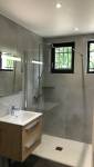 douche installée dans une salle de bain par La Maison Des Travaux Grésivaudan