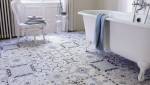 Revêtement de sol PVC façon carrelage dans salle de bain
