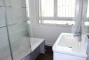 Salle de bain rénovée avec baignoire et meuble vasque - Montauban 82