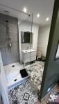 Salle de bain en cours de finition après les travaux de nos artisans terminés