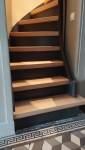 Adaptation de cet escalier sur-mesure dans sa cage d'escalier historique 