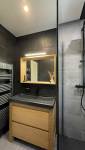 Un joli meuble vasque et miroir assorti