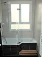 Salle de bains noire et blanche dans une maison de l’ouest lyonnais