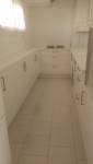 Cuisine couloir en U blanbche avec rangement ssuspendus en appartement - Aubagne (13400)