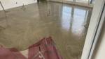 La chape fluide de béton est coulée