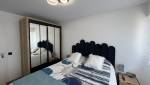 La chambre rénovée, vue avec la porte d'entrée